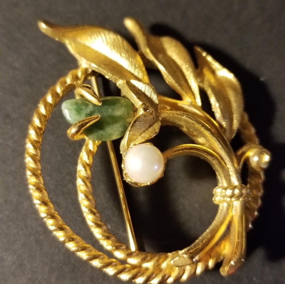 Goldish plated swirl pin